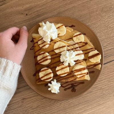 crepe-au-caramel-beurre-sale-aux-epice-speculoos-bananes-et-chantilly