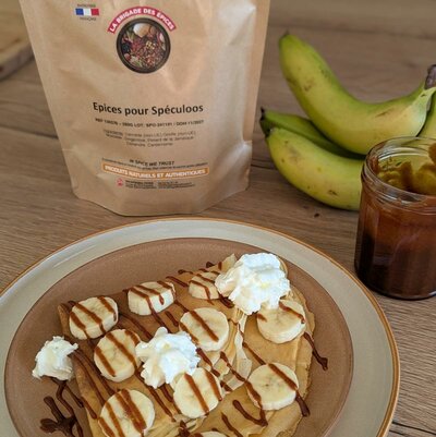 crepe-au-caramel-beurre-salee-aux-epices-speculoos-avec-sachet-epices-et-bananes