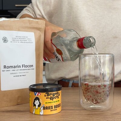 maceration-gin-baies-roses-romarin