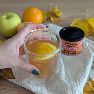 main-tient-verre-jus-de-pomme-chaud